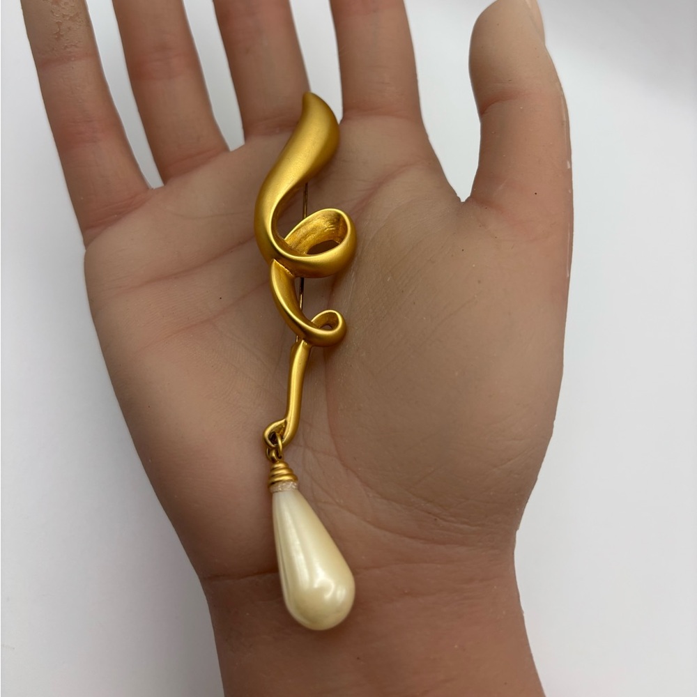 Gold Swirl Brooch with Pearl Drop - Picture 4 of 12
